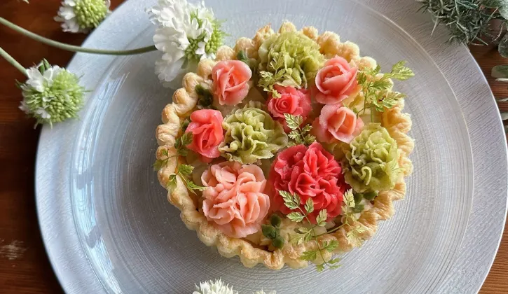お花絞りを飾ったキッシュ