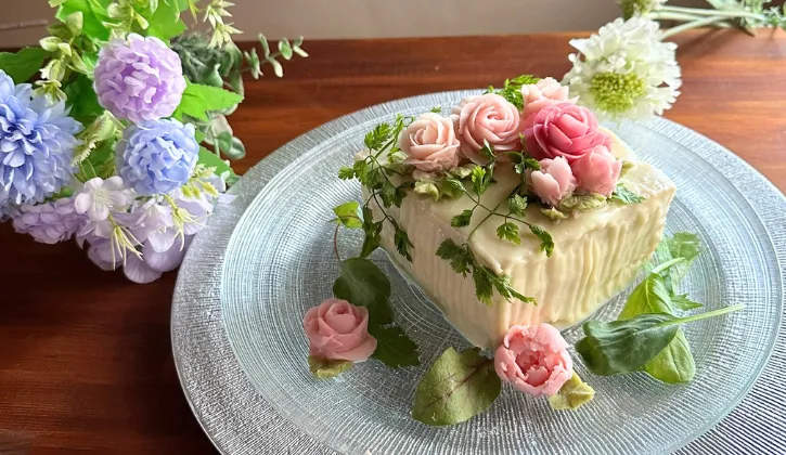 お花を飾ったサンドイッチケーキ